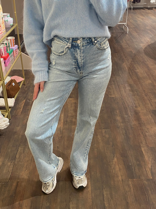 Lichtblauwe wide leg jeans met destroyed details.