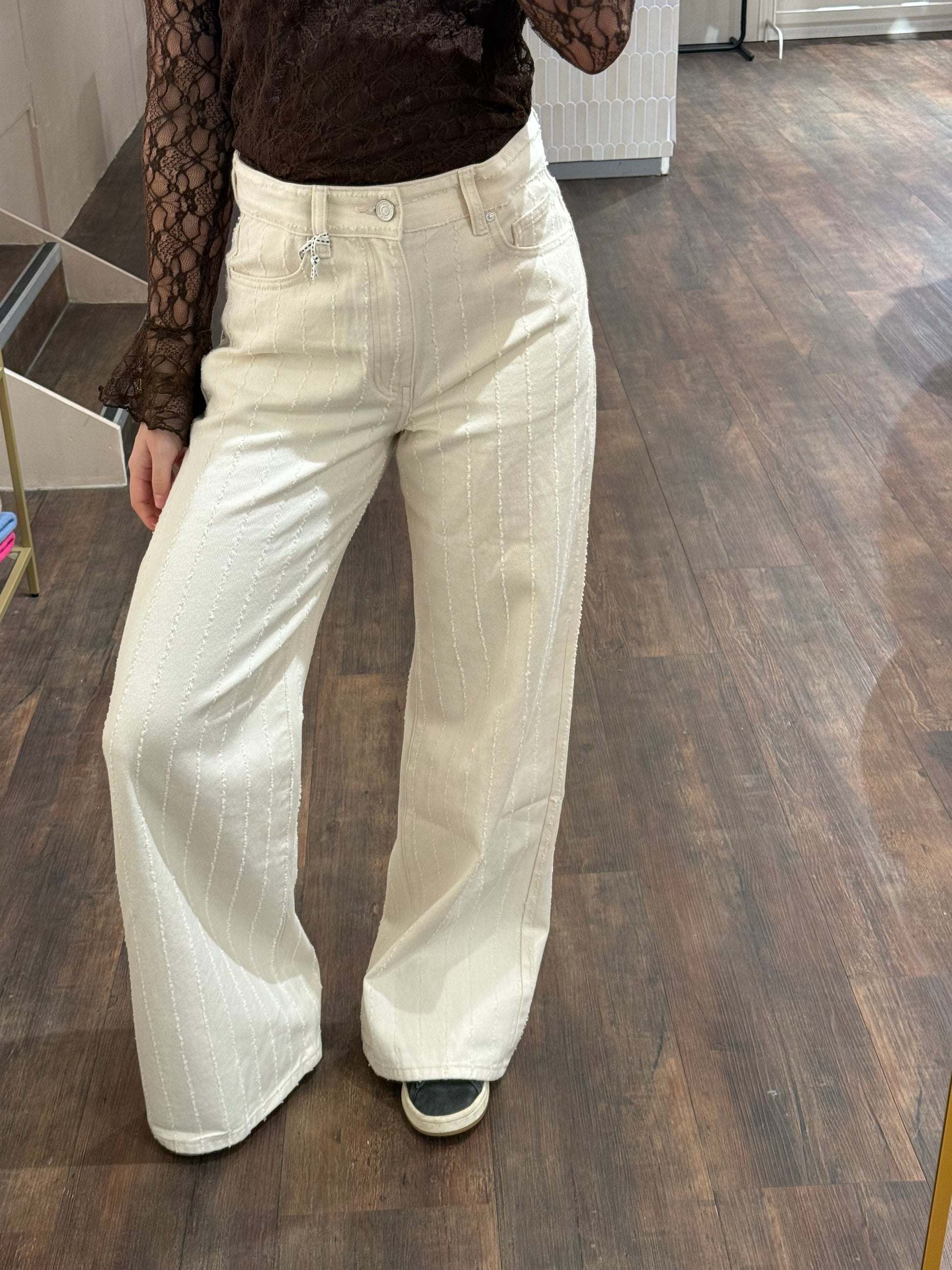 Trendy lichte jeans voor het voorjaar.
