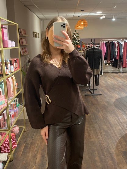 Wikkel trui in bruin met luxe gouden gesp.