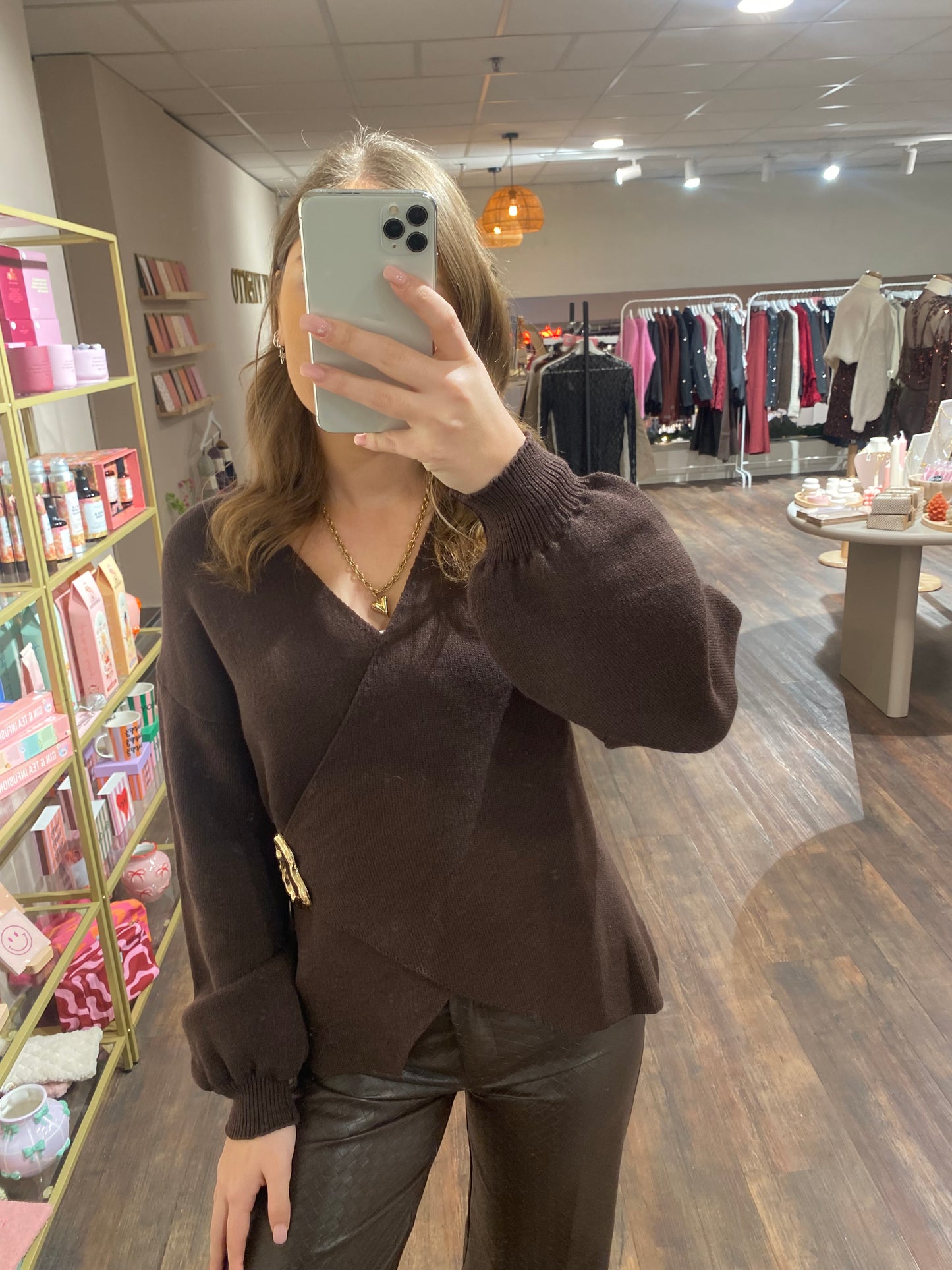 Trendy bruine knit met wrap model en gouden buckle.