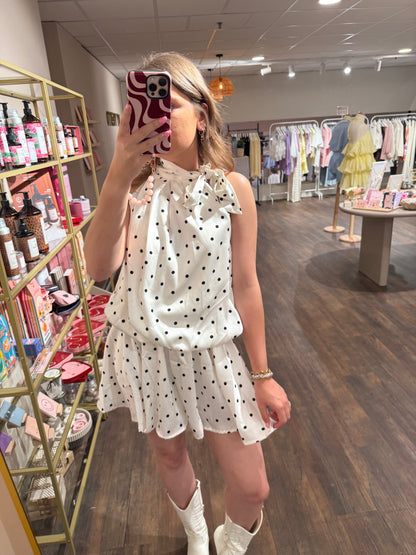 Trendy halterjurkje met stipjes voor de zomer