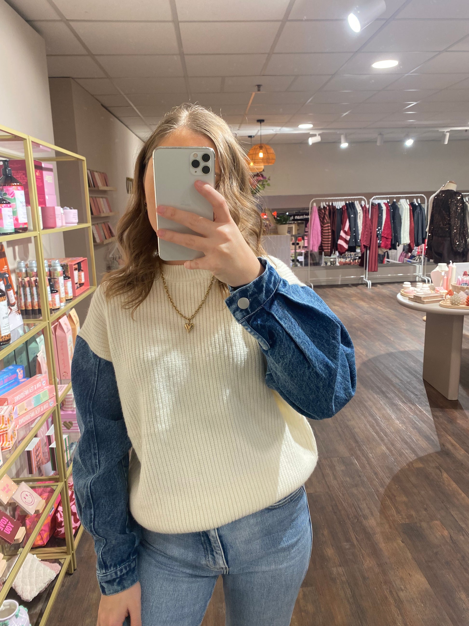 Witte gebreide trui met spijkermouwen, zachte knit met denim detail.