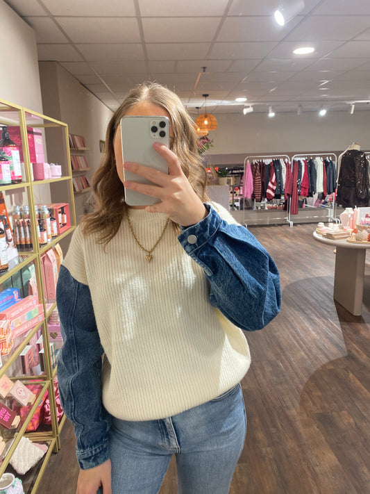Witte gebreide trui met spijkermouwen, zachte knit met denim detail.