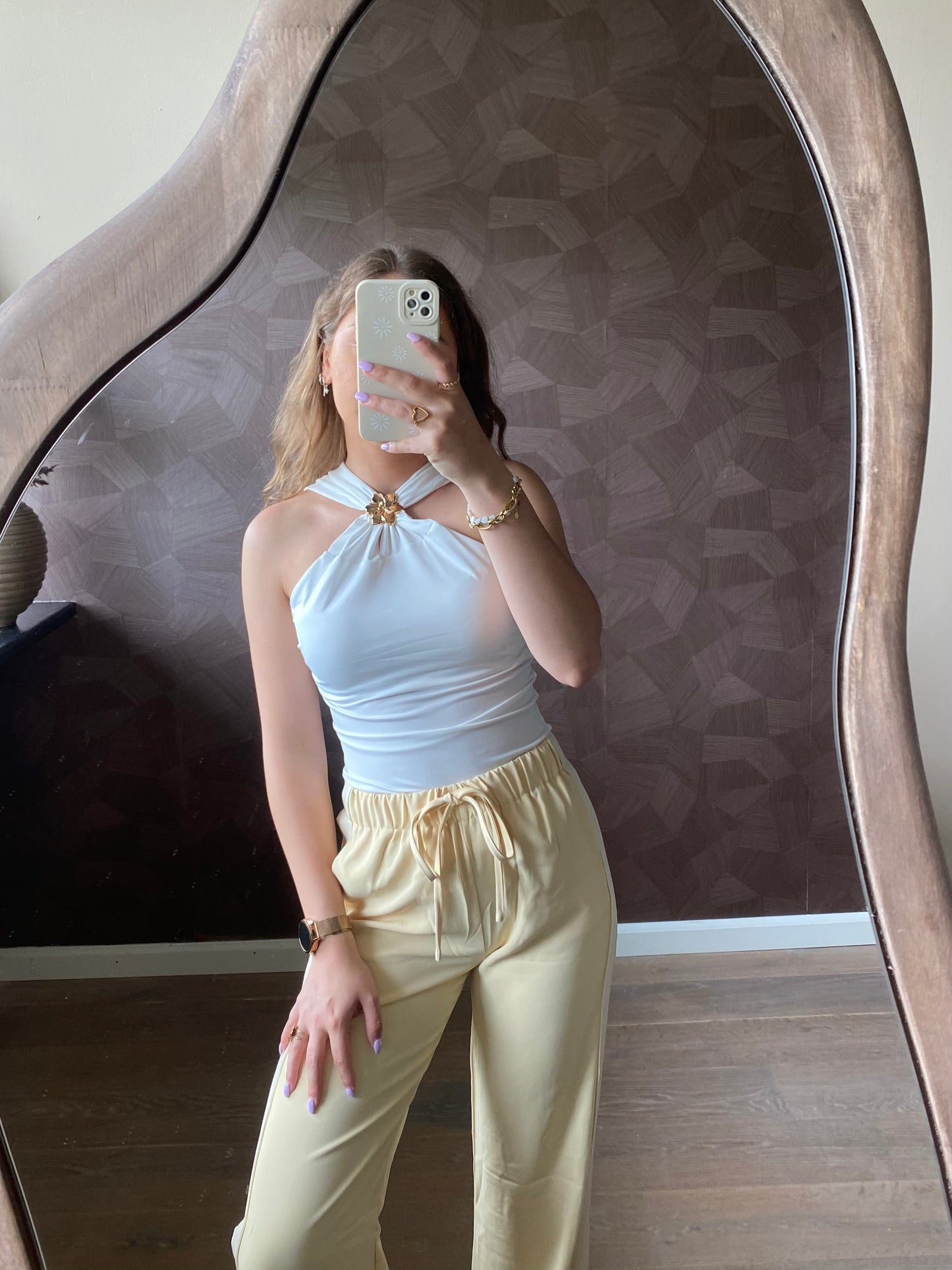 Trendy witte haltertop, perfect voor de zomer, leuk te combineren met pantalon