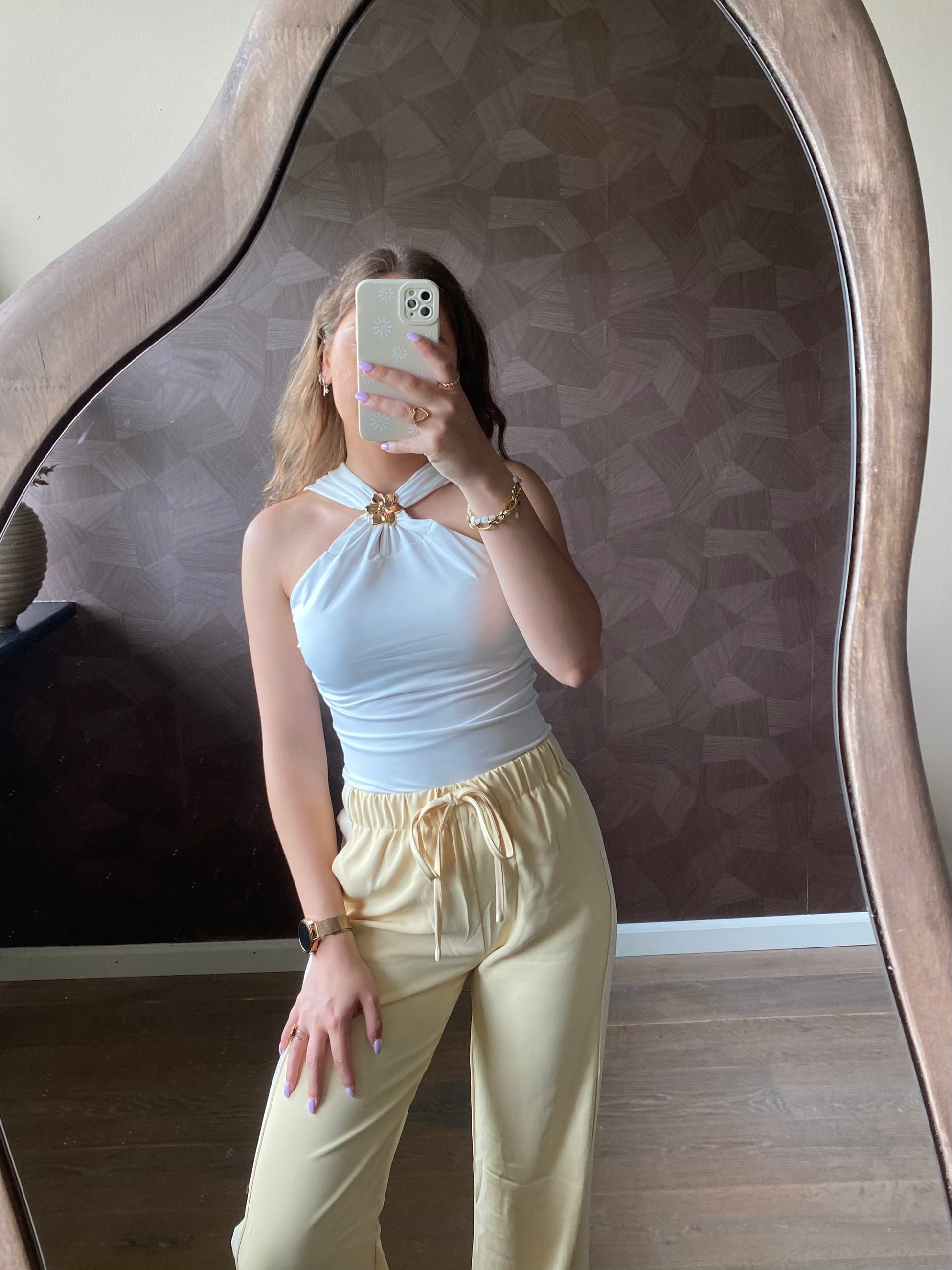 Trendy witte haltertop, perfect voor de zomer, leuk te combineren met pantalon