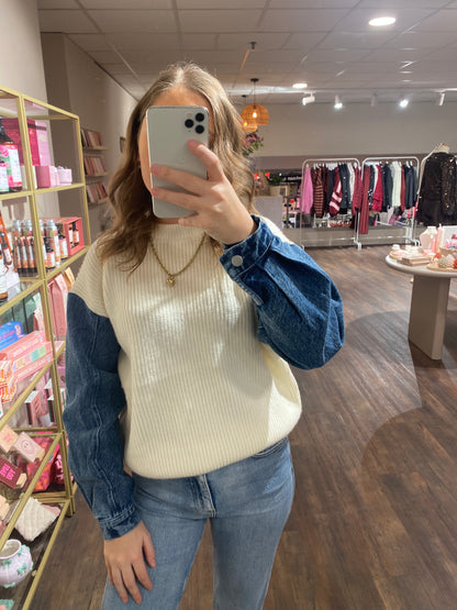 Witte knit sweater met jeansmouwen, trendy en comfortabel.