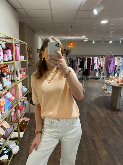 Comfortabele oranje alpaca trui ideaal voor het voorjaar.