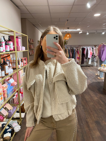 Trendy teddyjasje beige dat comfortabel en stijlvol draagt.