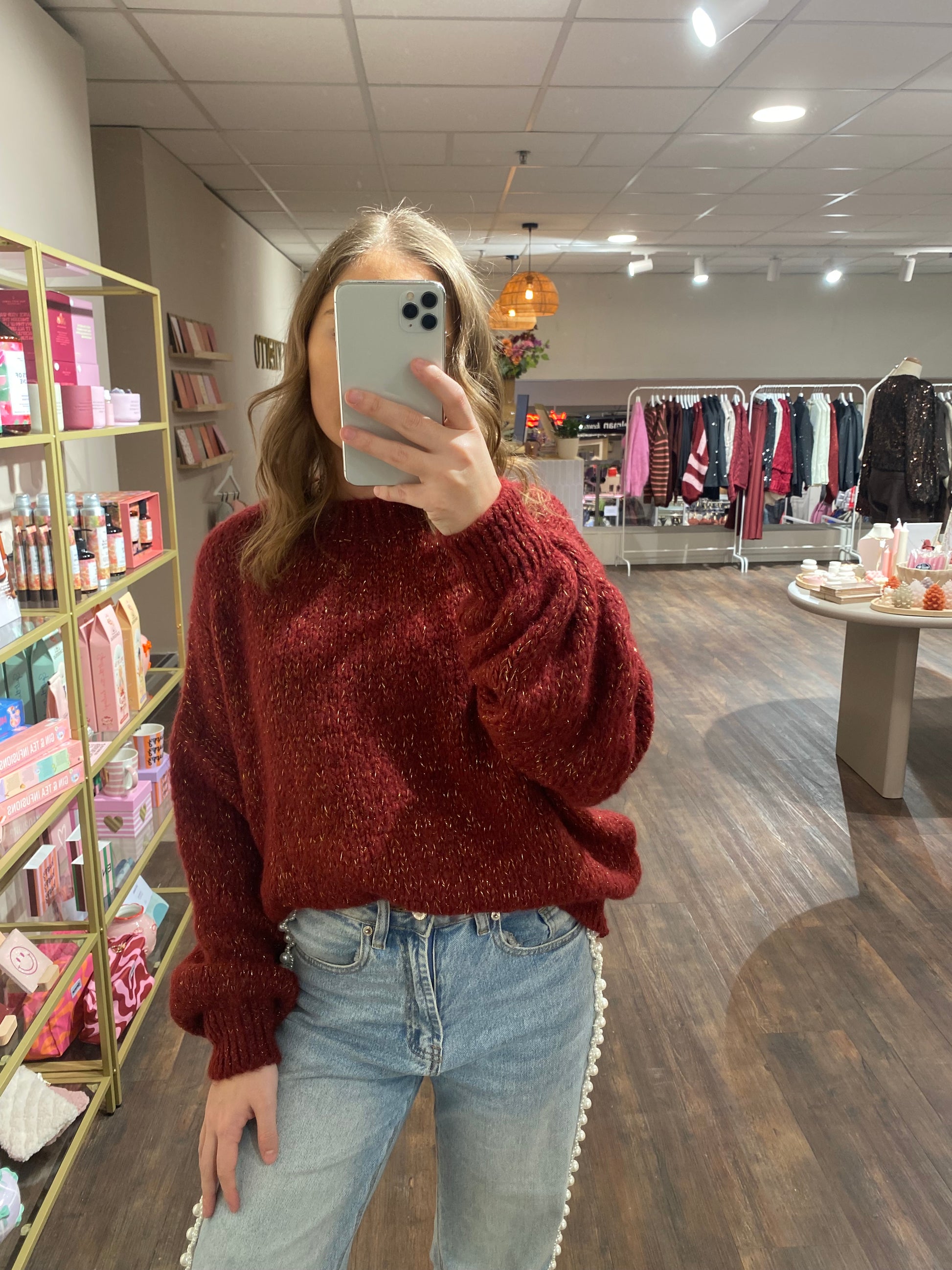 Dames trui in bordeaux met gouden lurex voor een chique sparkle.