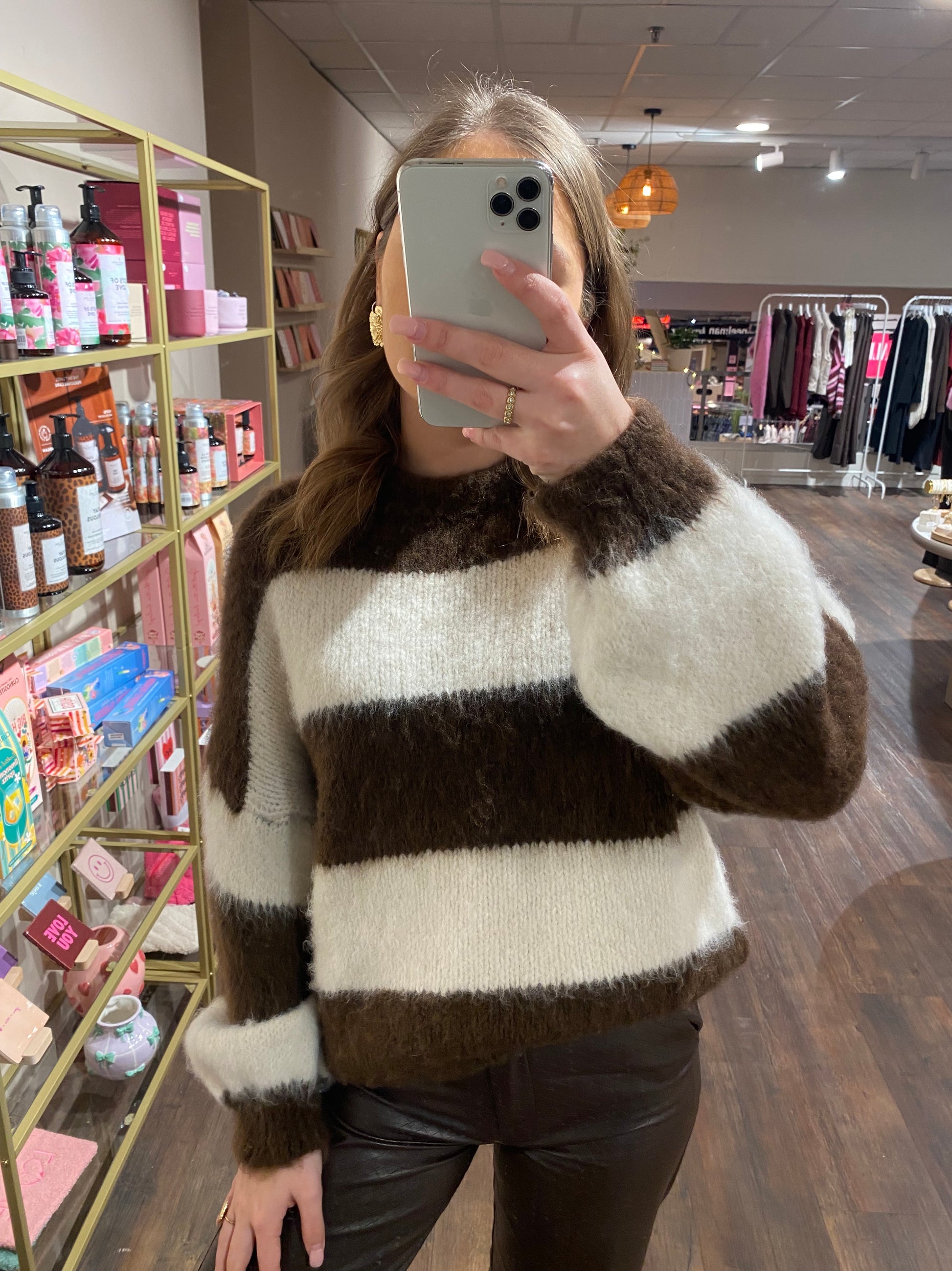 Comfy dames trui met bruine en crème strepen.