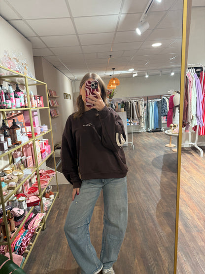 Trendy bruine sweater voor het najaar.  