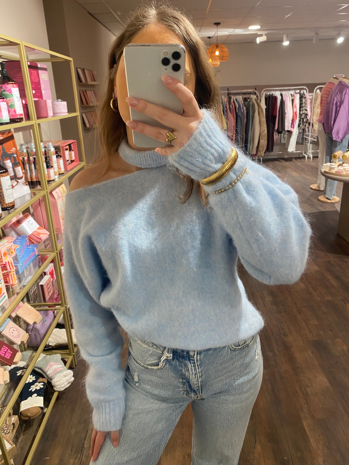 Voorjaarstrui in lichtblauwe kleur met choker.