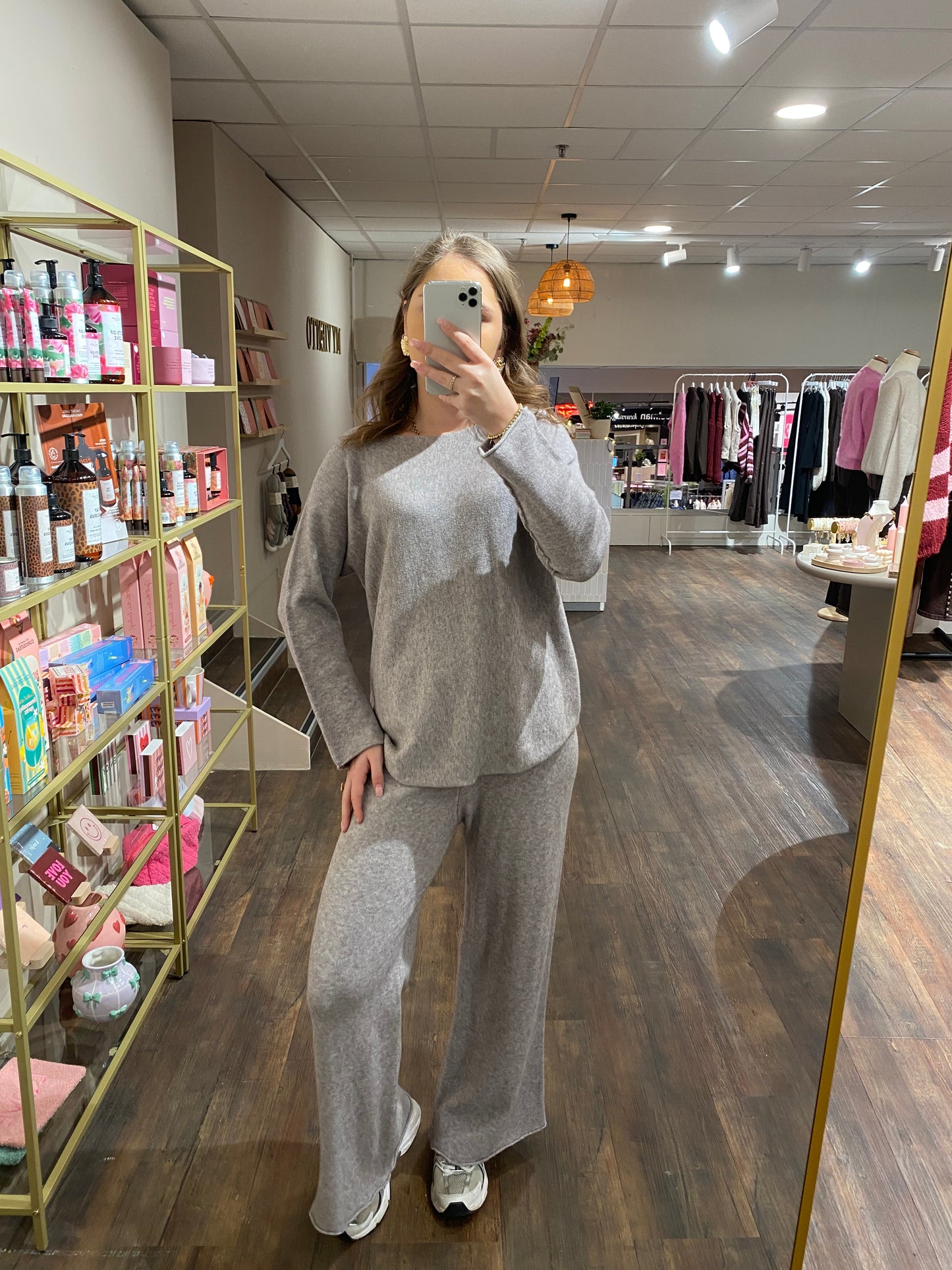 Zachte lounge set bestaande uit een broek en bijpassend truitje.