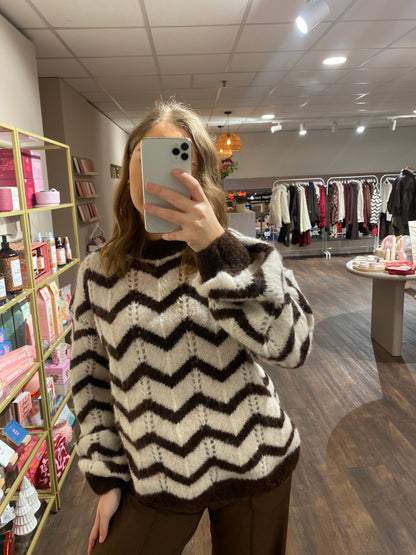 Trendy oversized trui met bruine en crème zigzag, warme knit met wijde mouwen.