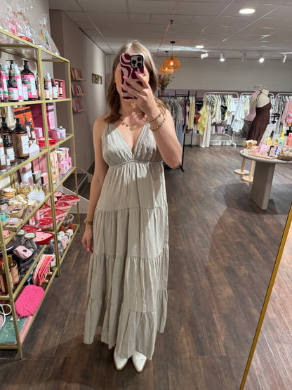 Comfortabele lange jurk in taupe kleur