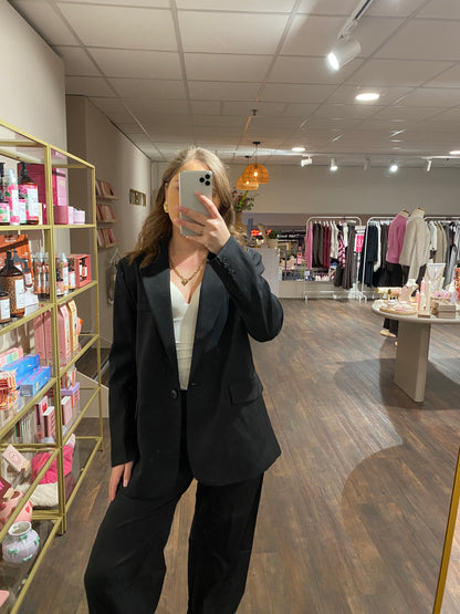 Zwarte basic blazer voor dames met schoudervulling en mooie kwaliteit.