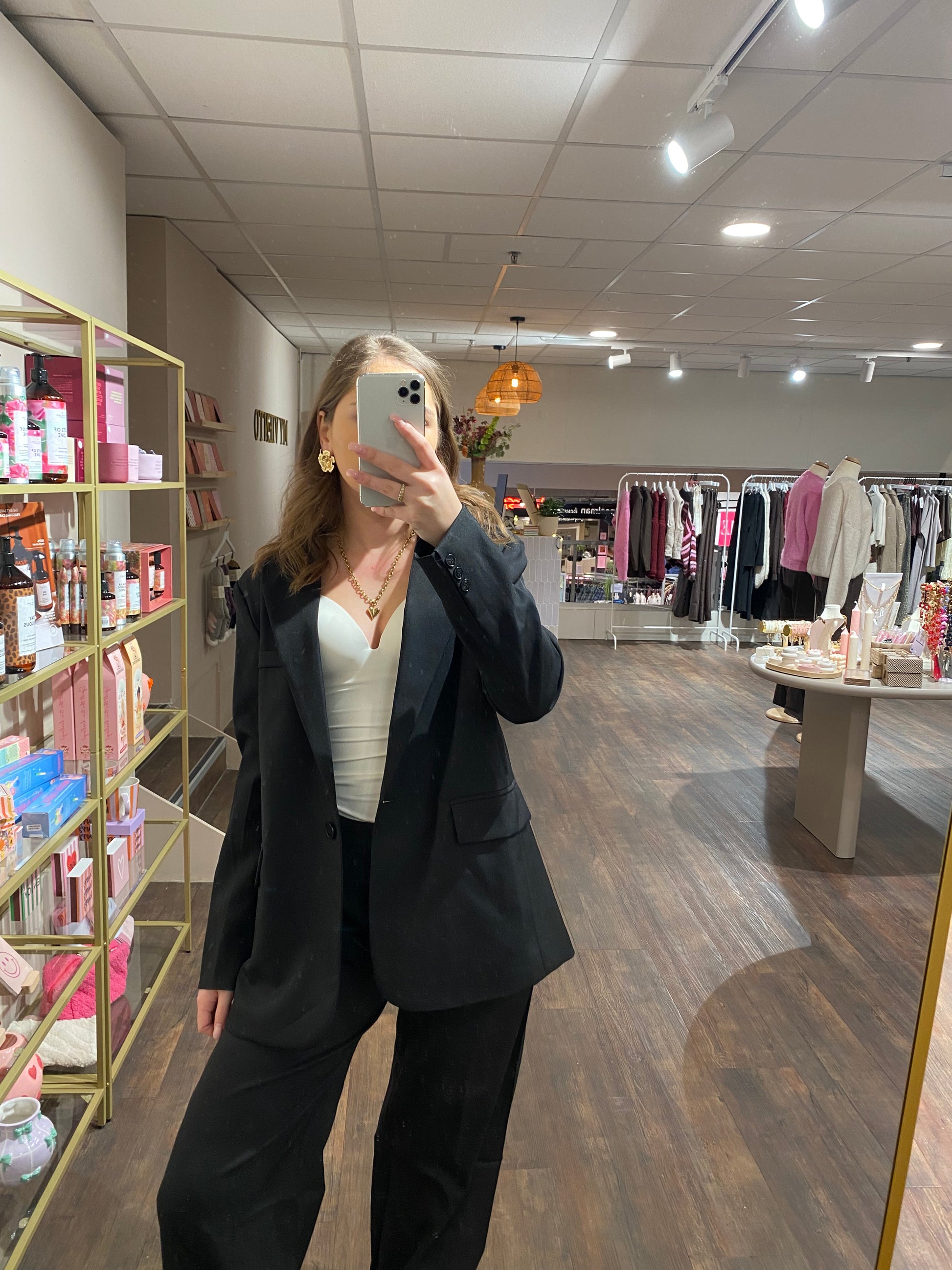 Dames blazer in zwart, stevige kwaliteit en elegant model.