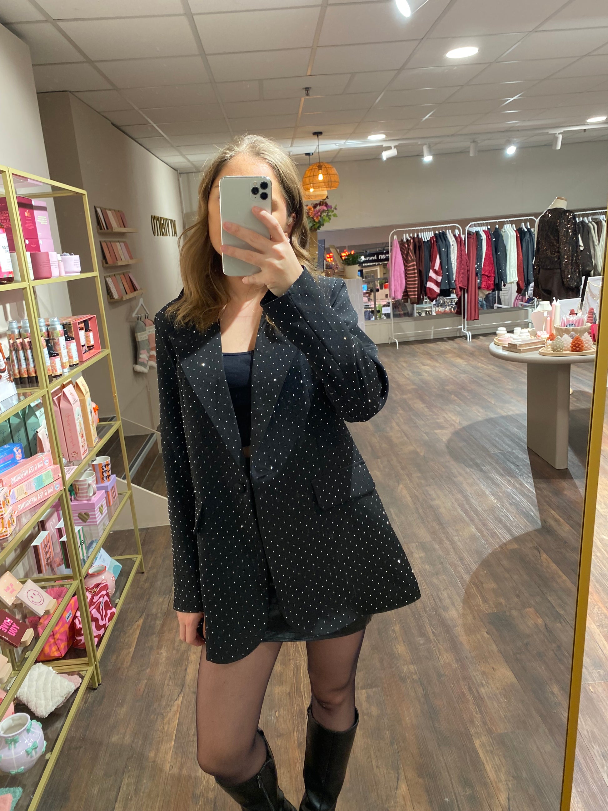 Zwarte lange blazer met zilveren strass steentjes, chique feestelijke look.