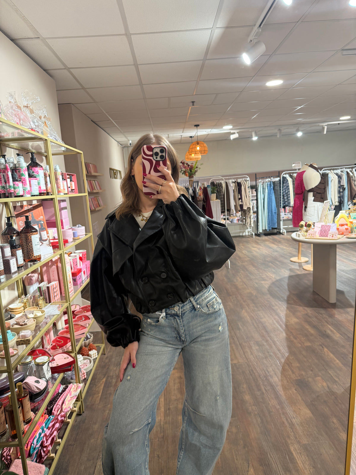 Trendy zwarte leren jas voor het najaar.  