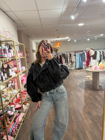 Trendy zwarte leren jas voor het najaar.  