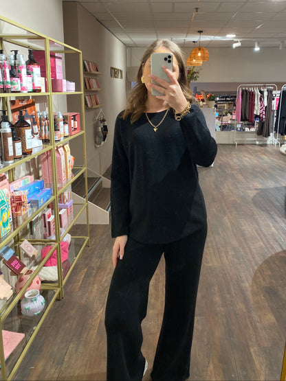 Zwarte lounge set voor dames van mega zachte stof met broek en truitje.