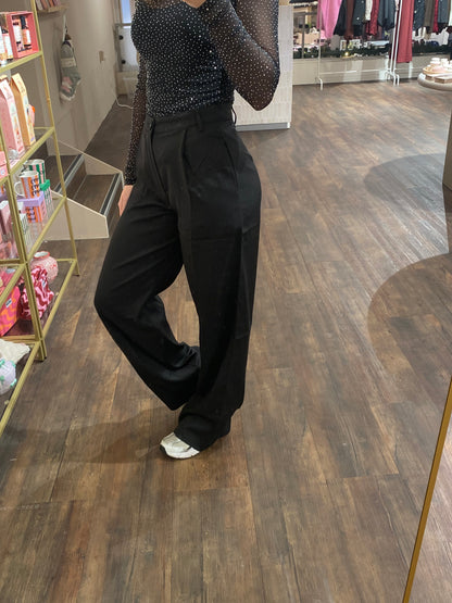 Zwarte damespantalon met wide leg pasvorm.