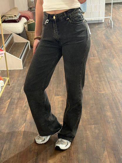 Zwarte tall jeans met ruffle detail aan de onderkant.  