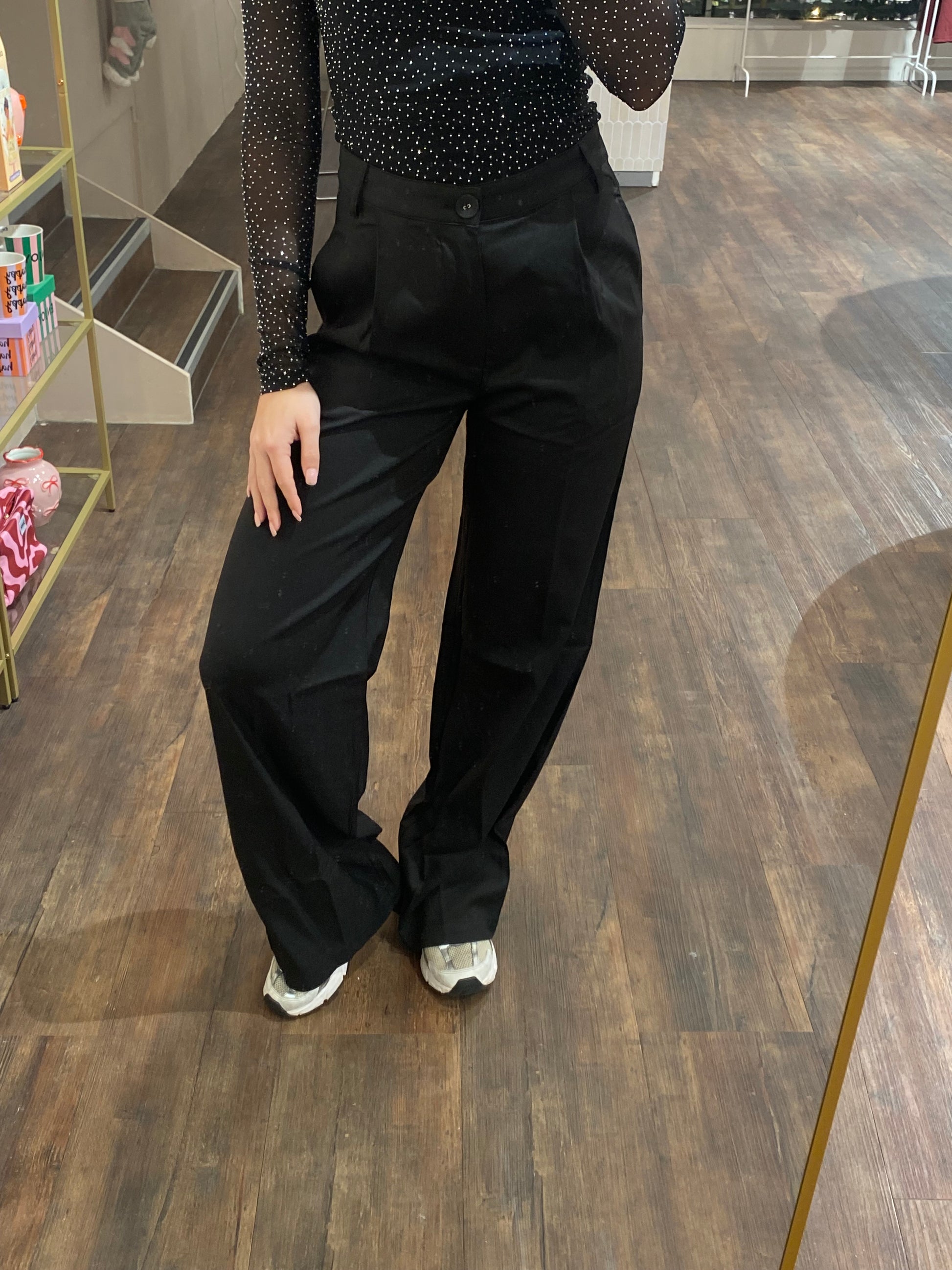 Zwarte wide leg pantalon voor dames.