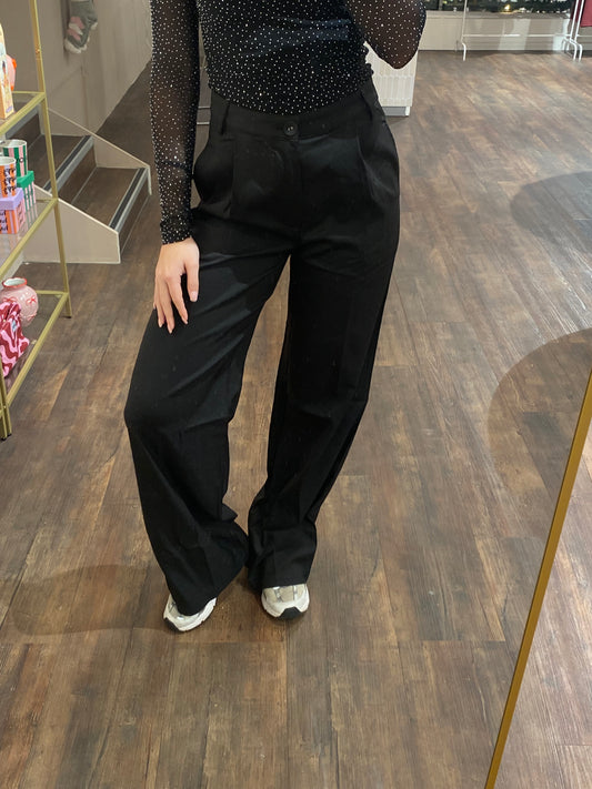 Zwarte wide leg pantalon voor dames.