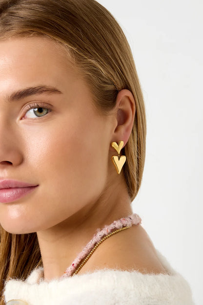 Twee hartjes oorbellen goud