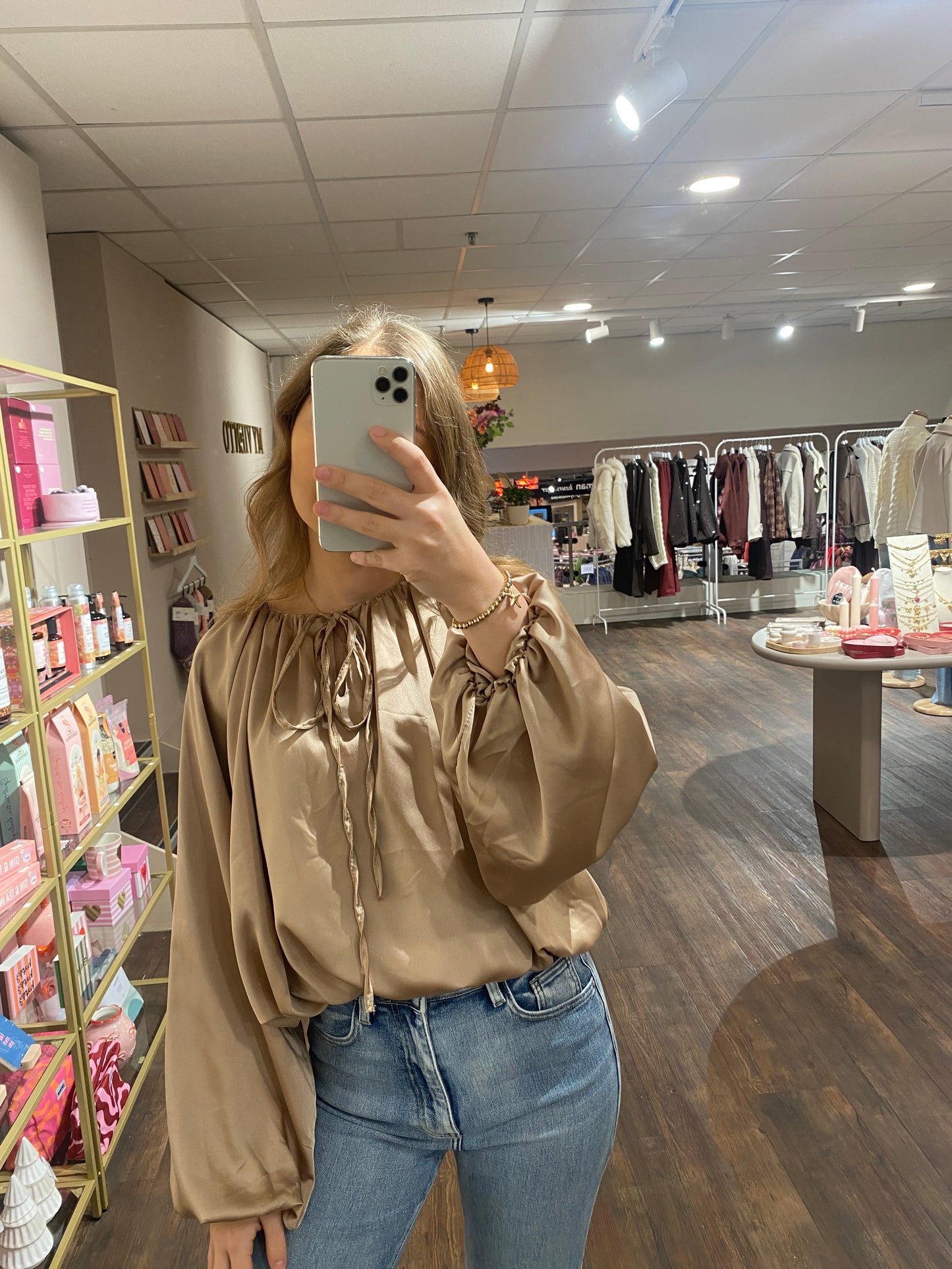 Beige blouse met touwtjes en satijnachtige stof, classy en comfortabel.