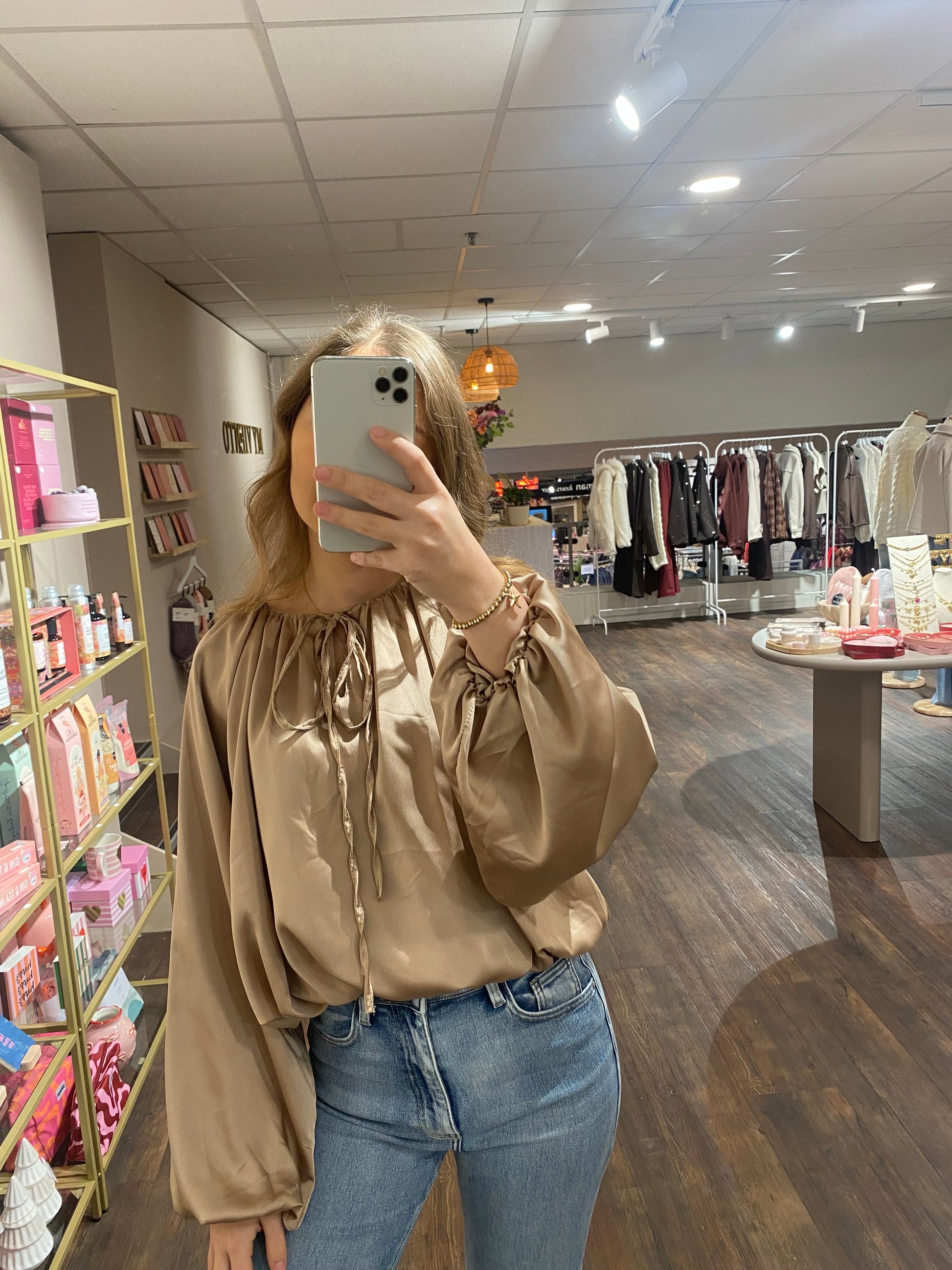 Beige blouse met touwtjes en satijnachtige stof, classy en comfortabel.