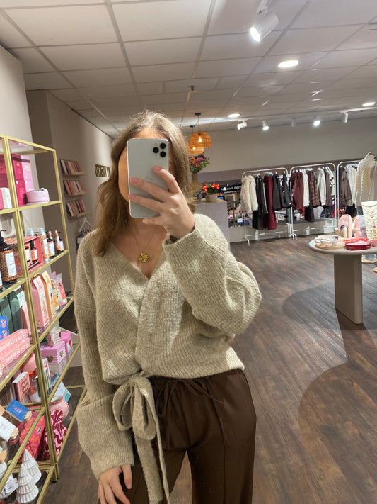 Beige cardigan met strik aan de zijkant, zachte knit en vrouwelijke fit