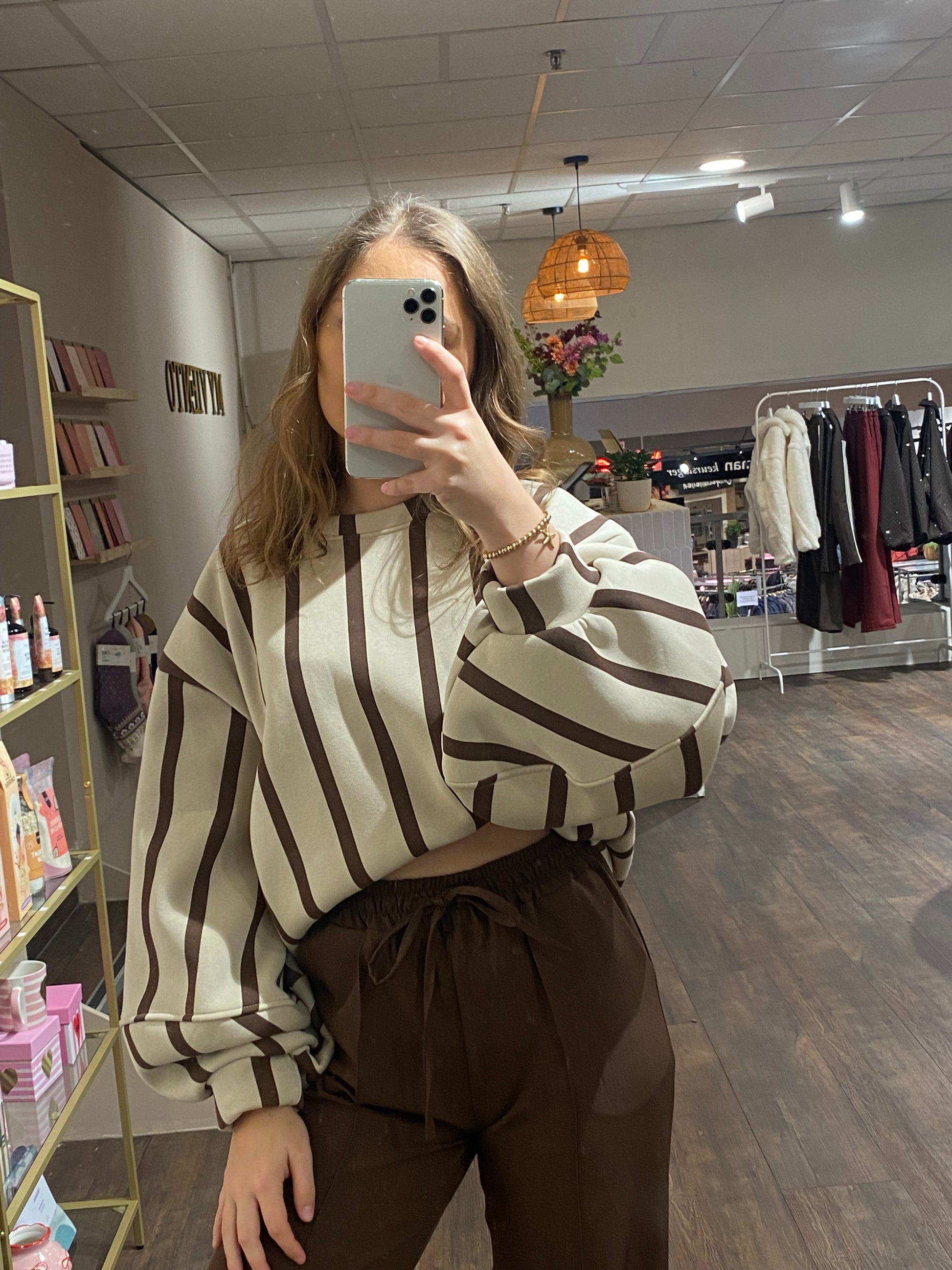 Beige sweater met ballonmouwen, zachte binnenkant en oversized fit.