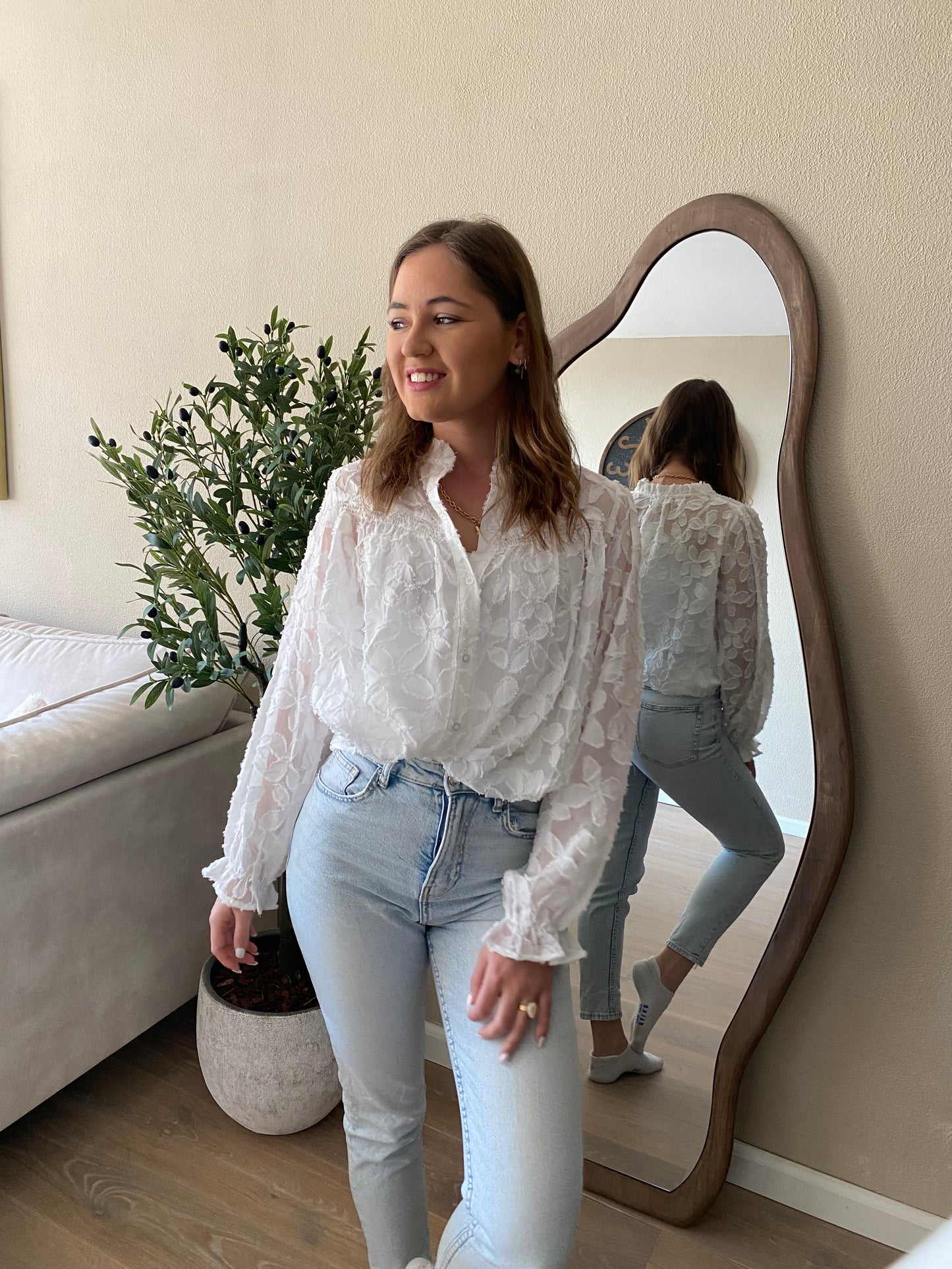 Voorjaarsblouse wit met 3D bloemenmotief