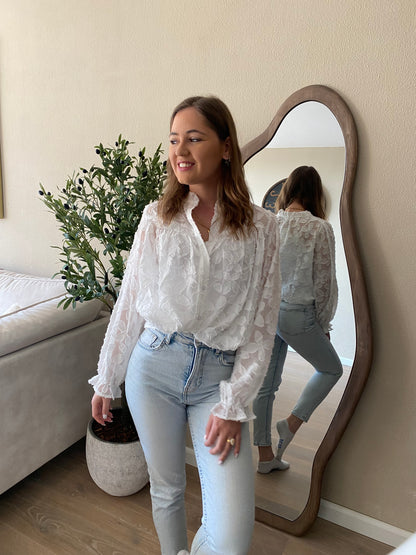 Voorjaarsblouse wit met 3D bloemenmotief