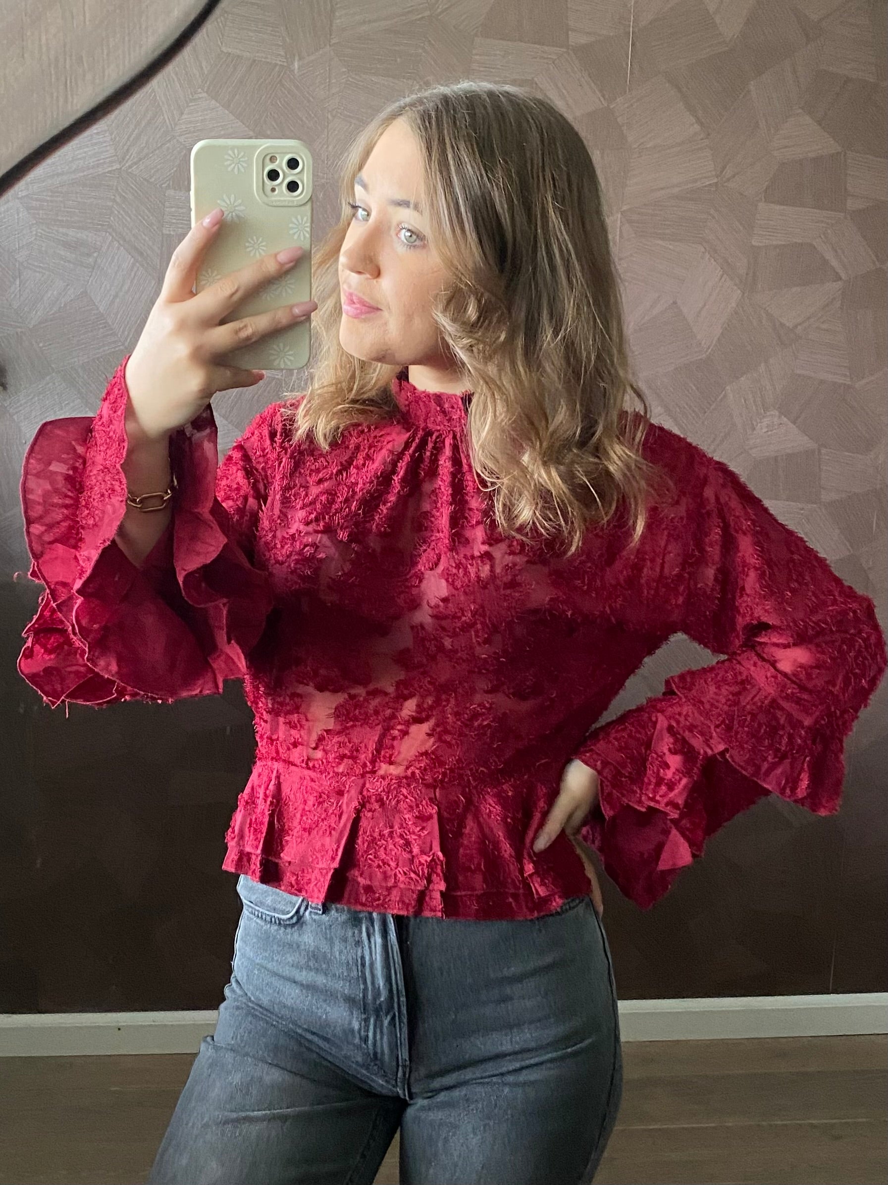 Donkerrode blouse met speelse ruffle details, stijlvol en vrouwelijk