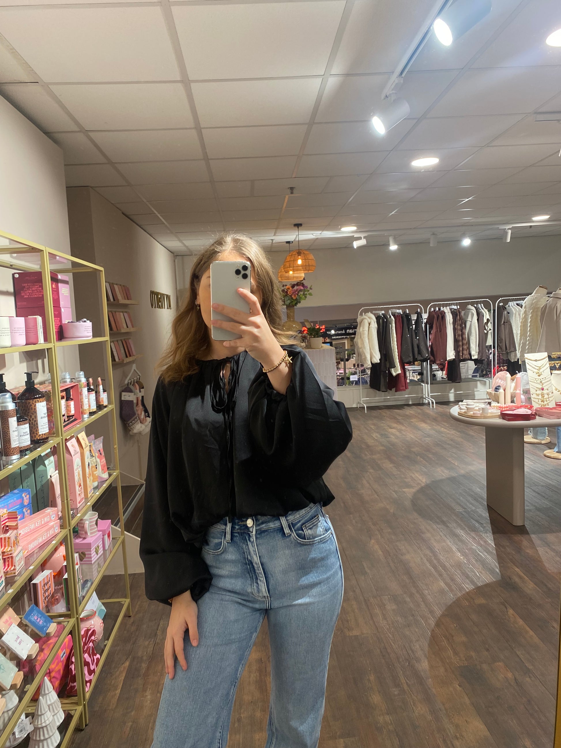 Elegante damesblouse in satijnlook, perfect voor casual of chique outfits.