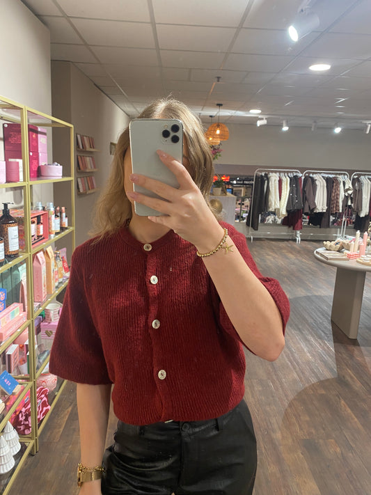 Bordeaux cardigan knit met korte mouwen en knoopjes, stijlvol en comfy.