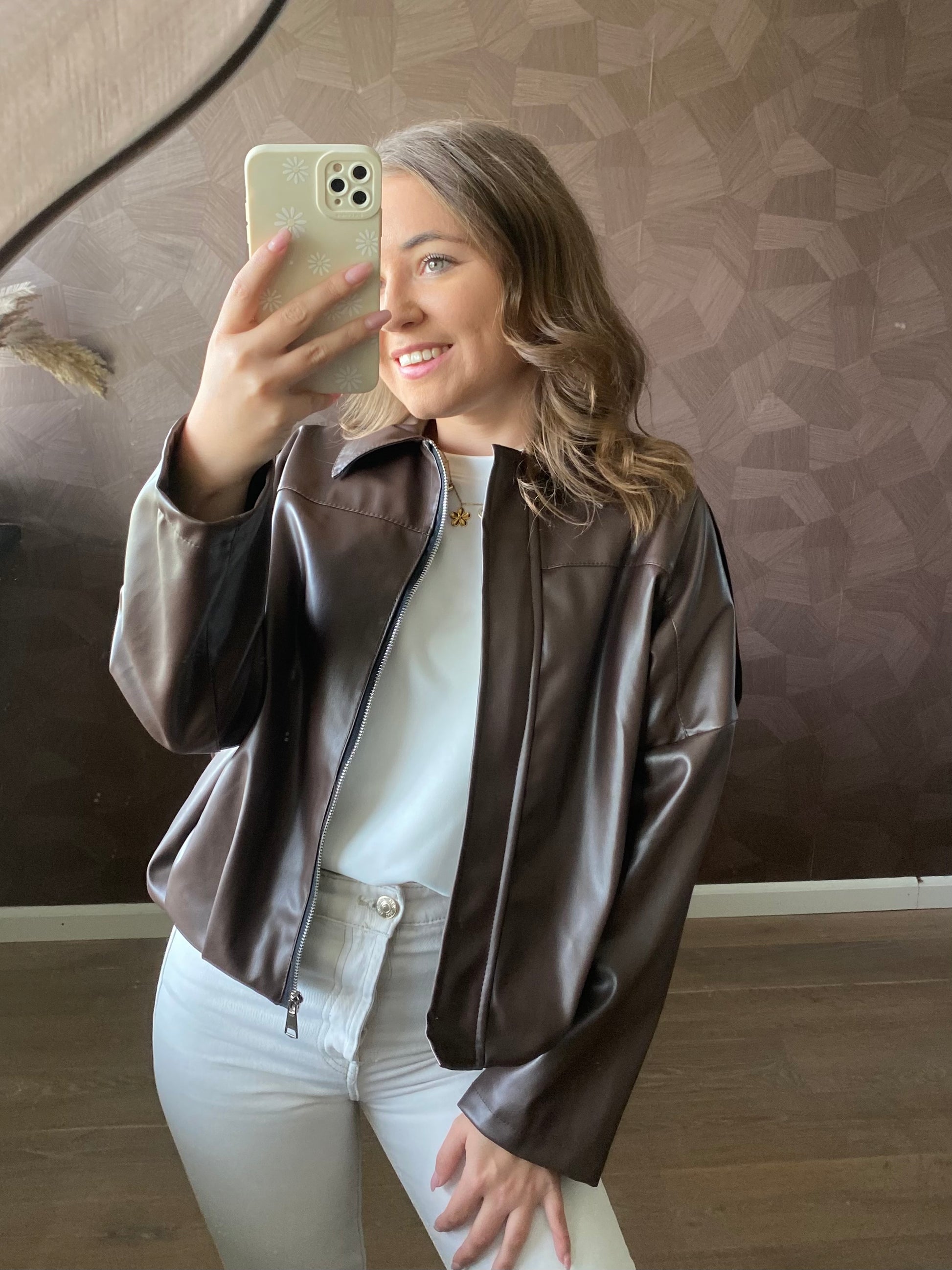 Modieuze leren jas in bruin, ideaal voor casual looks