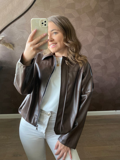 Modieuze leren jas in bruin, ideaal voor casual looks