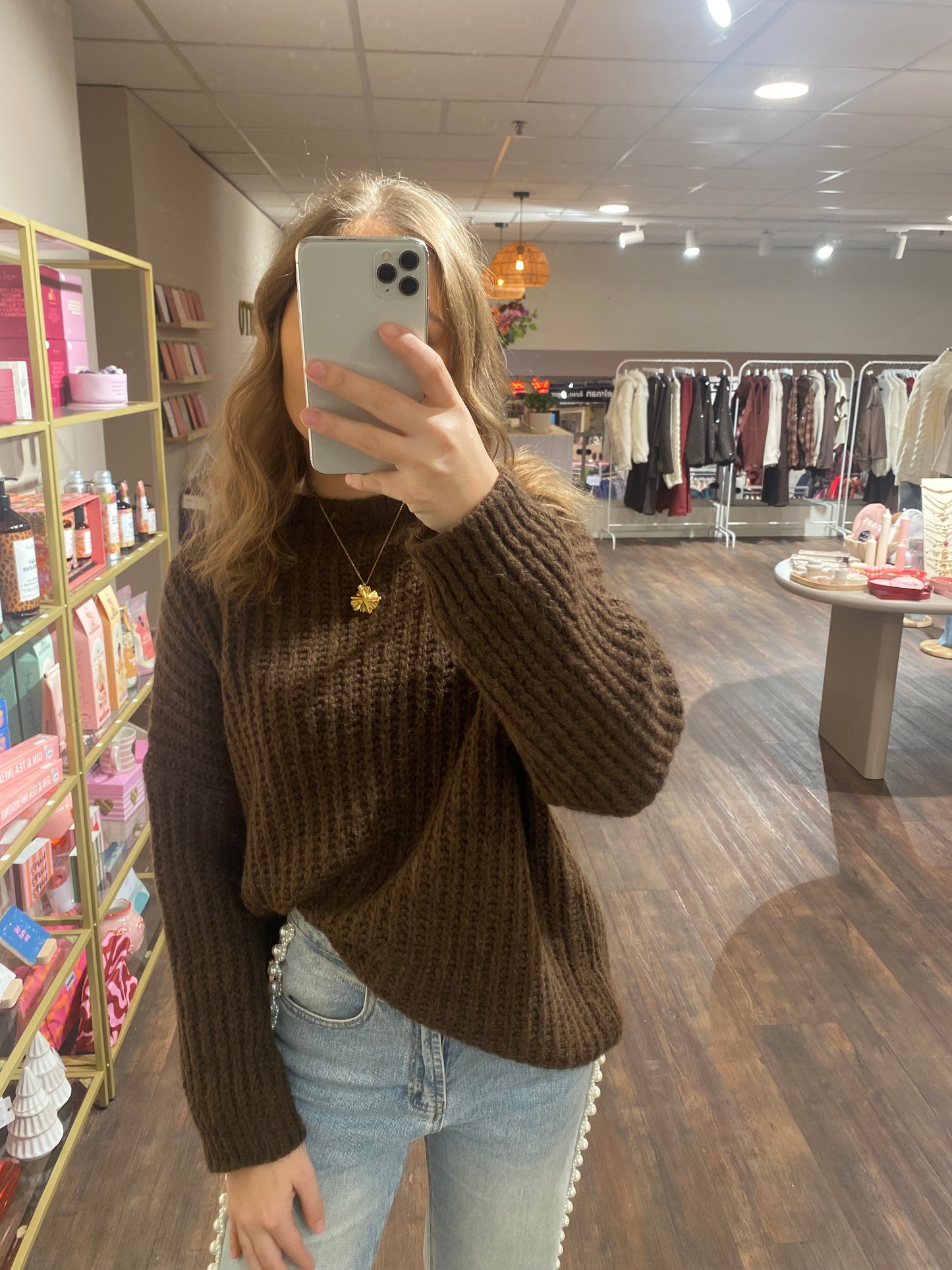 Dames trui in warme bruine tint, comfortabel en stijlvol.