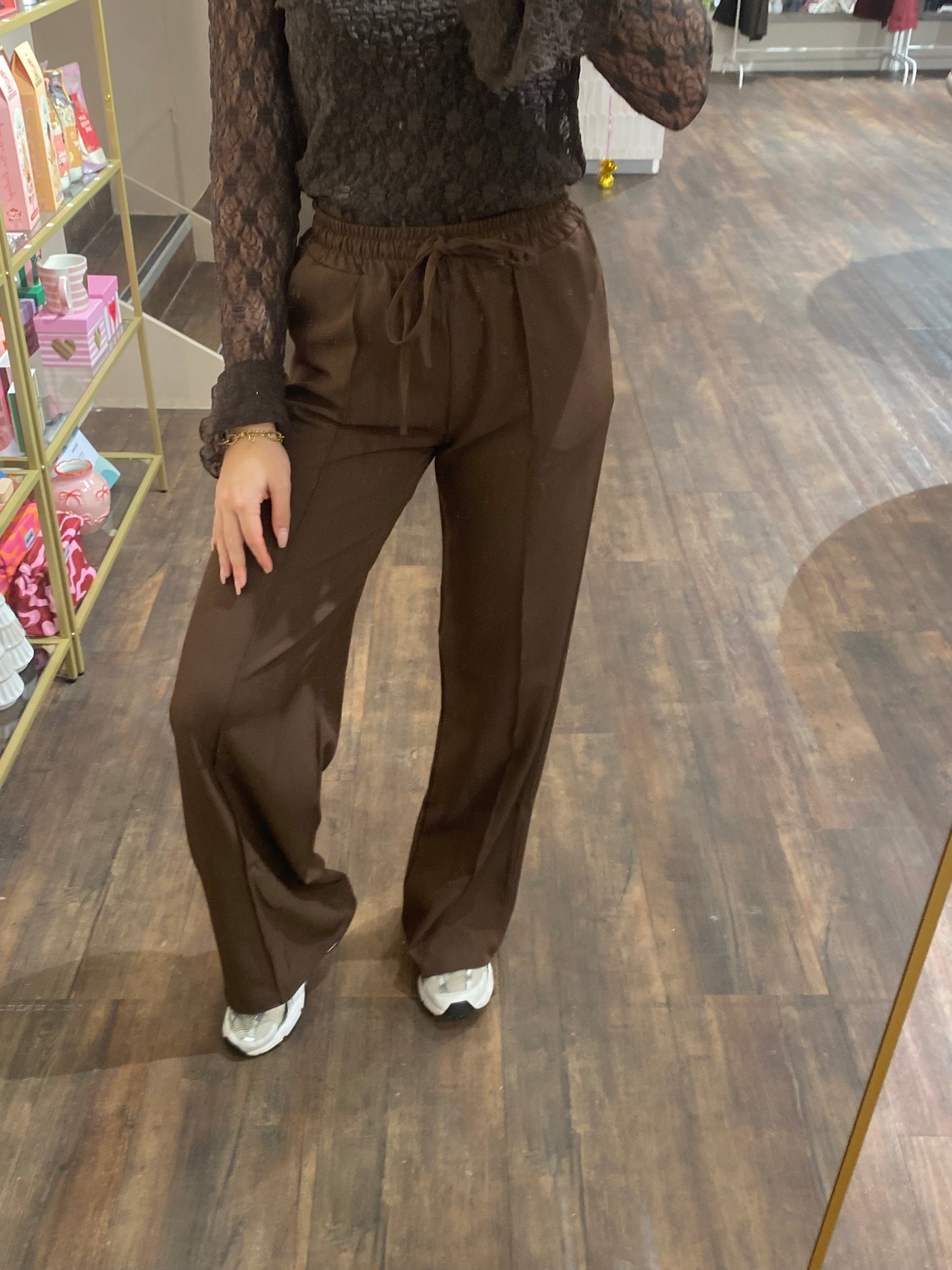 Bruine pantalon voor dames, comfortabel en chic tegelijk.