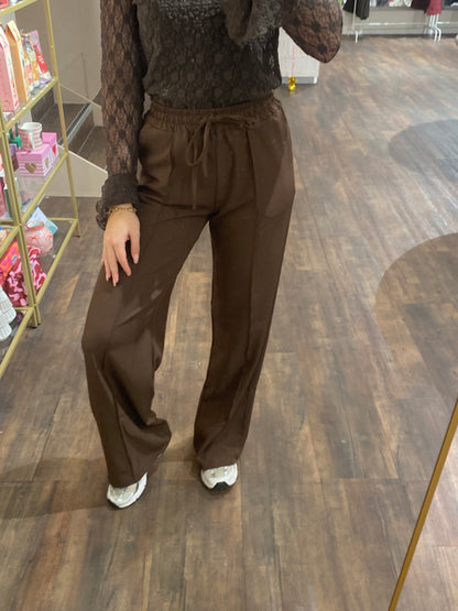 Bruine pantalon voor dames, comfortabel en chic tegelijk.