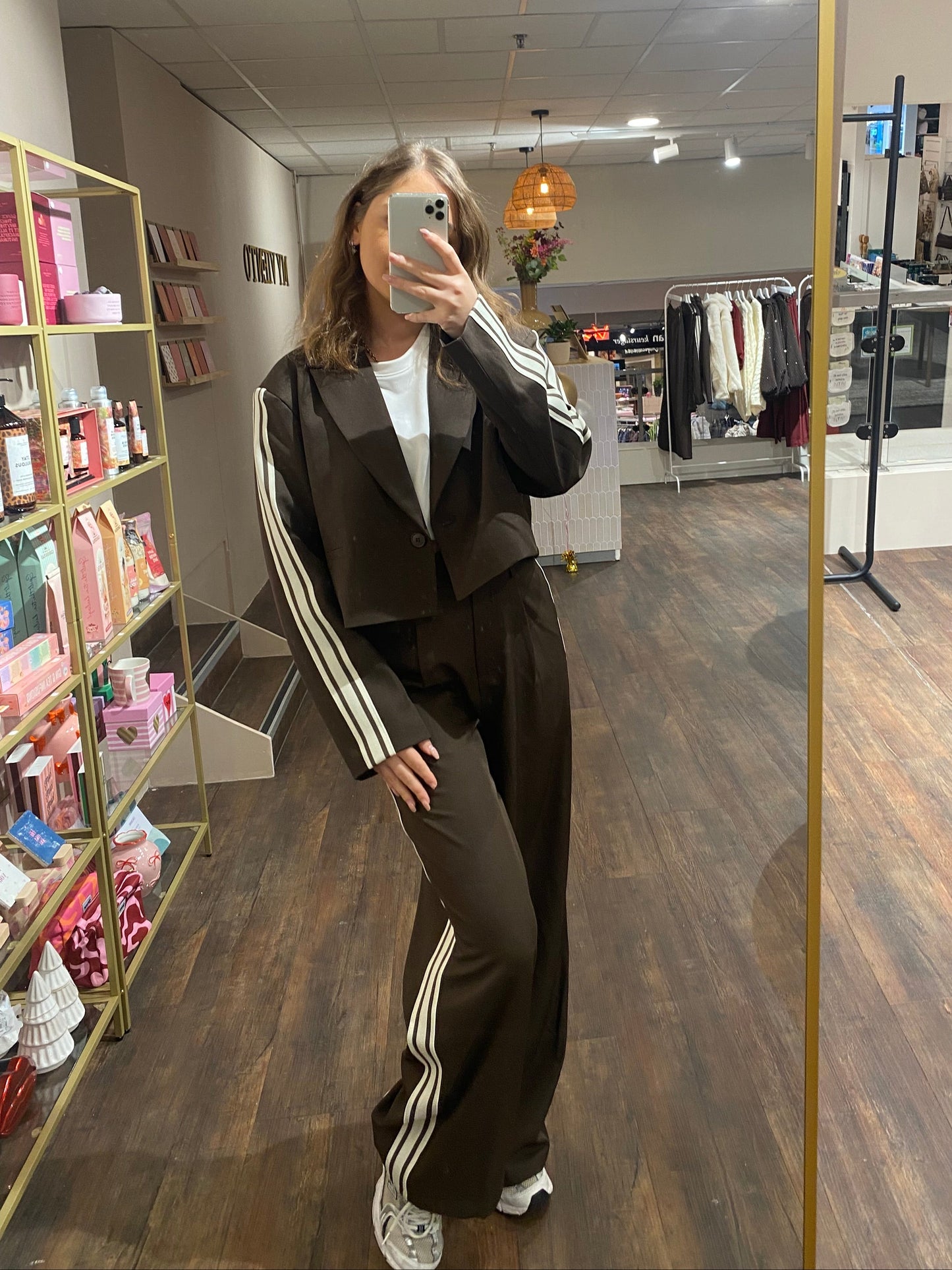 Bruine trousers met witte strepen, perfect te combineren met cropped blazer.