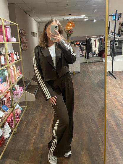 Bruine trousers met witte strepen, perfect te combineren met cropped blazer.
