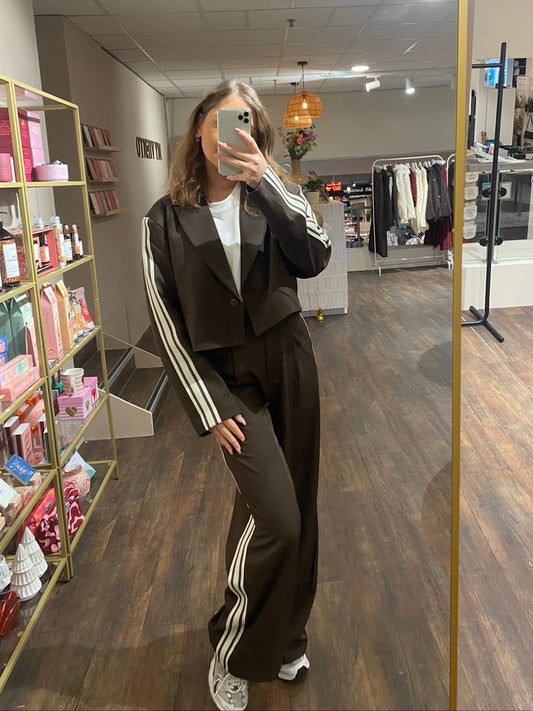 Bruine trousers met witte strepen, perfect te combineren met cropped blazer.