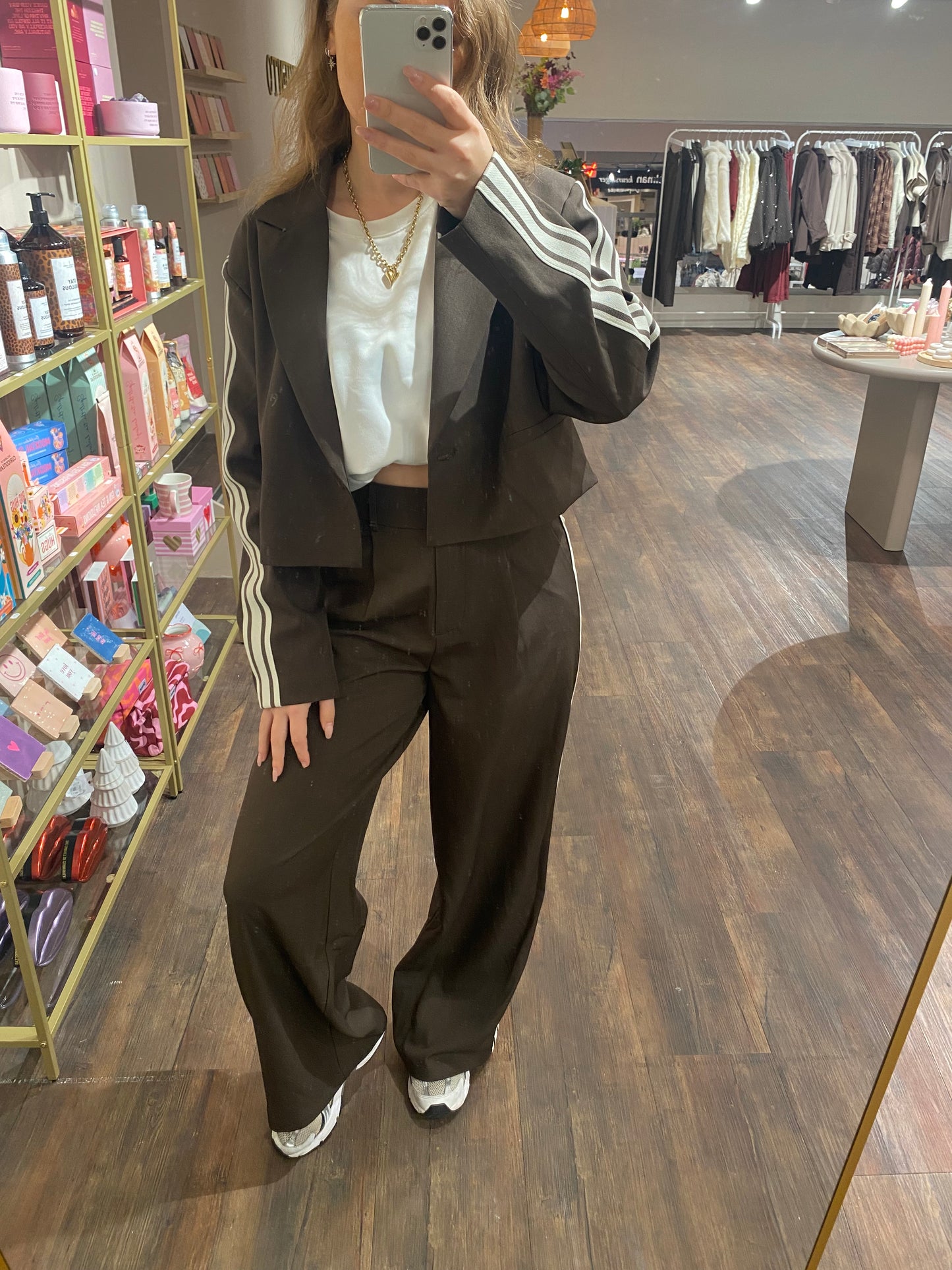 Trendy bruine trousers, casual-chic look.