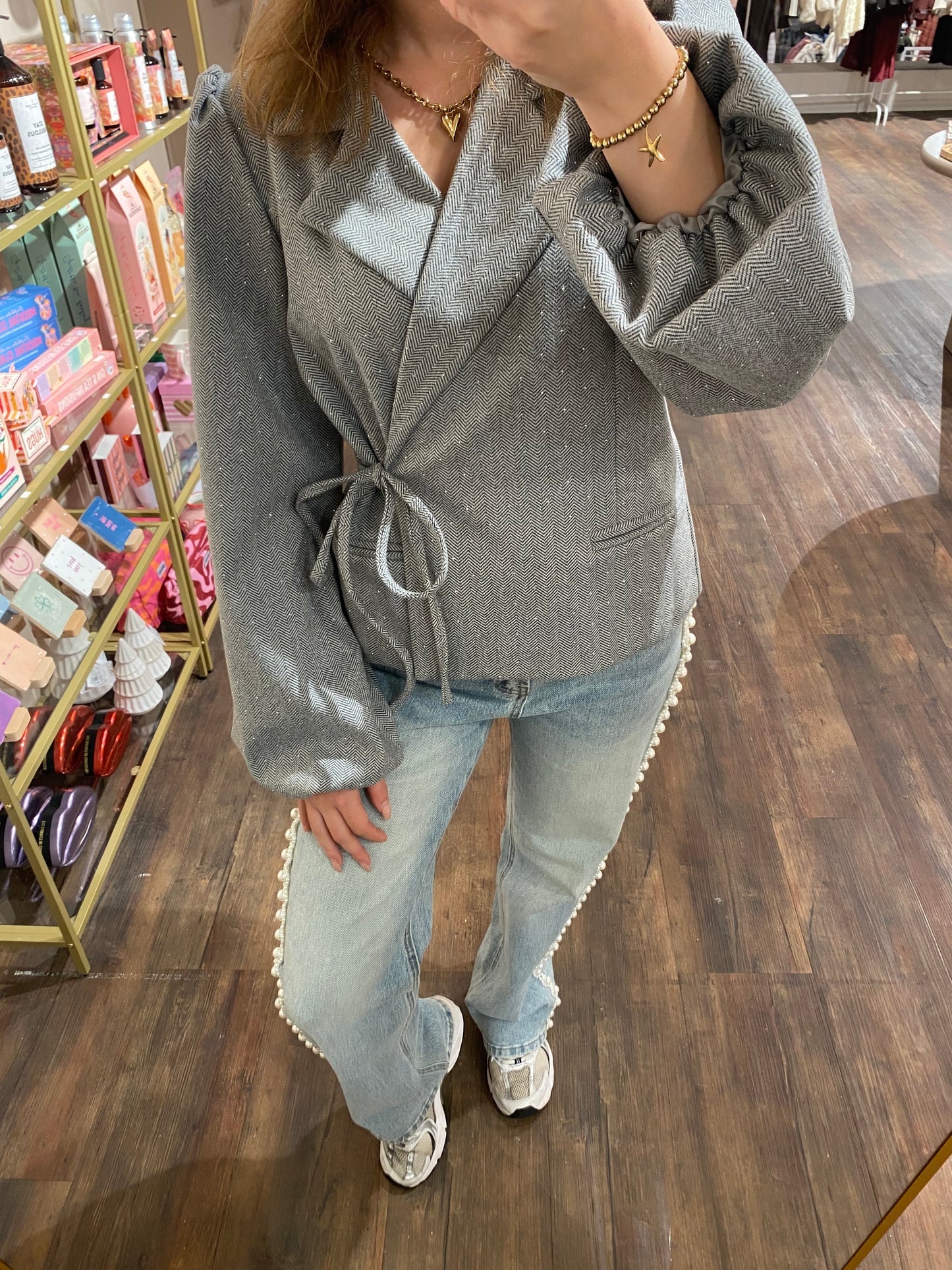 Must-have grijze blazer, perfect voor werk, diner of weekend look.