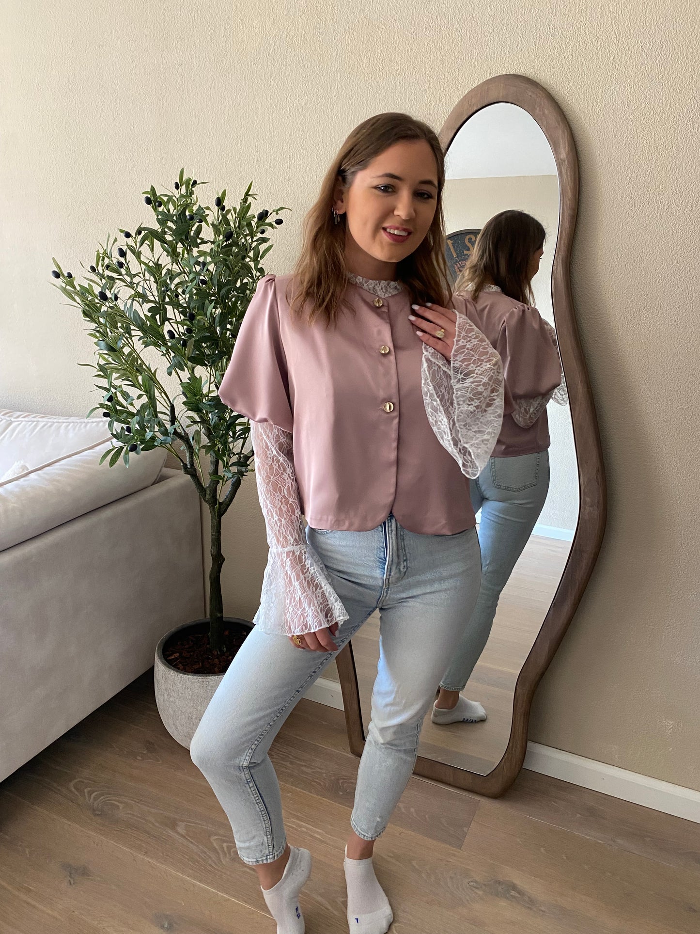 Stijlvolle top met satijnlook, gouden accenten en schoudervulling